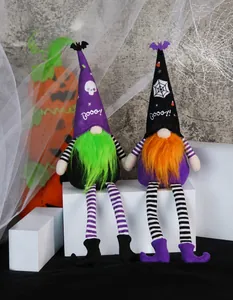 Gnomi di Halloween con gambe a strisce e cappelli con pipistrelli su sfondo di zucca
