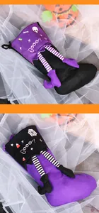 Detail van Halloween heksenpoot sokken met Booo borduursel en spinnenwebpatronen