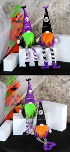 Dettaglio degli gnomi di Halloween con lunghe gambe a strisce e motivi festivi sui cappelli