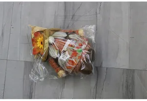 Dettaglio gnomo autunnale con cappello di girasole e grembiule di acero