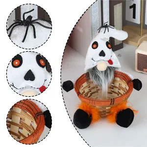 Detalle de cesta de gnomo fantasma de Halloween con borde de cuadros naranja y bambú