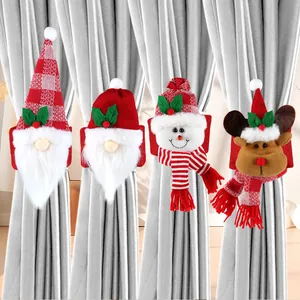 Dettaglio di quattro fermatende natalizi in peluche con Babbo Natale, pupazzo e renna