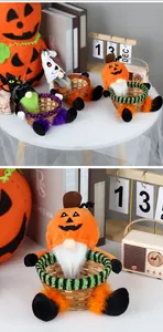 Detalle de cestas de caramelos gnomos de Halloween con base de bambú y diseño de calabaza