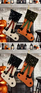 Λεπτομέρεια από κάλτσες Halloween με πούλιες και πόδια μάγισσας σε ρουστίκ τζάκι
