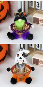 Vista detallada de cestas de dulces de Halloween hechas a mano con gnomos y gatos