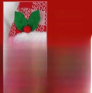 Dettaglio del tessuto a maglia rosso con fiocchi di neve e chiusura a strappo