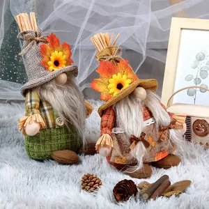 Coppia di gnomi autunnali con cappelli a girasole e foglie d'acero decorativi