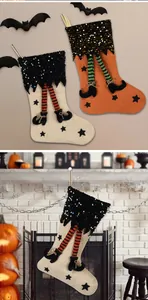 Λεπτομέρεια από κάλτσες Halloween με πούλιες και πόδια ξωτικού στο τζάκι