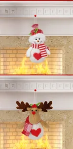 Detalle de adornos navideños de punto con muñeco de nieve y reno en una cálida escena de chimenea