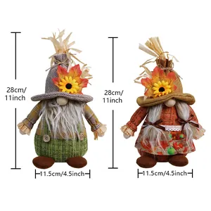 Coppia di gnomi autunnali con girasoli e cappelli di foglie d'acero per il Ringraziamento