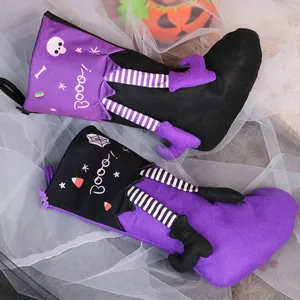 Creatieve Halloween decoratie sokken met heksenlaarzen, Booo! tekst en schedelpatronen