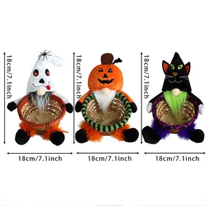 Tres cestas tejidas de Halloween con fantasma gnomo, calabaza y gato negro