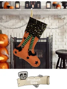 Λεπτομέρεια χριστουγεννιάτικης κάλτσας Halloween με πόδια μάγισσας σε τζάκι