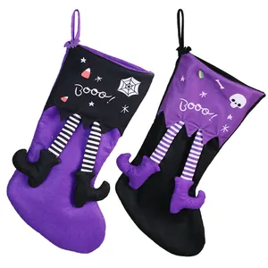 Set van 2 Halloween decoratie sokken met gestreepte heksenbenen en Booo! opdrukken