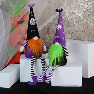 Gnomi di Halloween con lunghe gambe a righe, cappelli a pipistrello e barbe colorate