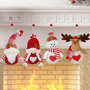Set de gnomos navideños de punto con muñeco de nieve y reno junto a una chimenea