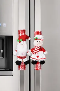 Detailaufnahme von Weihnachtsmann-Plüschgriffschonern auf Edelstahl-Kühlschrankgriffen