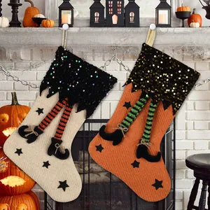 Χριστουγεννιάτικες κάλτσες Halloween με πούλιες και πόδια μάγισσας για διακόσμηση