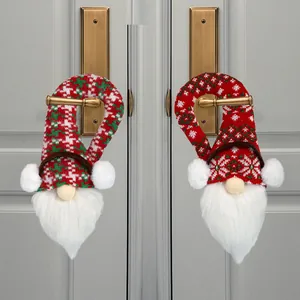 Detalle de gnomos navideños festivos para manijas con patrones rojos y verdes vivos
