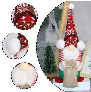 Dettaglio della trama a maglia dello gnomo di Natale, pompon di peluche e tessuto di iuta