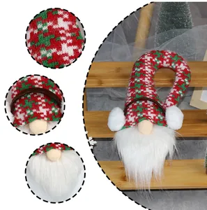 Detalles del colgante de gnomo navideño con patrones de punto y textura de barba de felpa