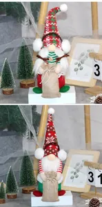 Dettaglio di gnomi natalizi in maglia con cuffie e piccoli sacchetti regalo di juta