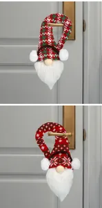 Detalle de colgadores de puerta de gnomos navideños con gorros de punto rojos y piel sintética