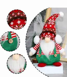 Detailaufnahme von Weihnachtsgnom mit Strickmütze-Muster und Holzknopf-Verzierung