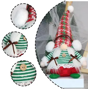 Detailansicht eines Weihnachtsgnoms mit roter Strickmütze und gestreiftem Körper