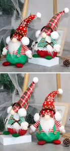 Detail von Weihnachts-Wichteln aus Plüsch mit rot-grünen Strickmützen und weißen Bärten