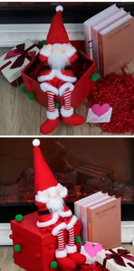 Detailaufnahme der Weihnachtswichtel-Puppe mit langen Beinen in einer roten Geschenkbox