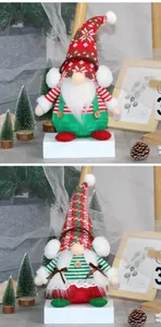Detail von männlichen und weiblichen Weihnachtszwergen mit Strickmützen und Karo-Outfits