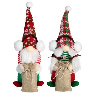 Set di gnomi di Natale con cappelli a fiocchi e sacchi di iuta per decorazioni festive
