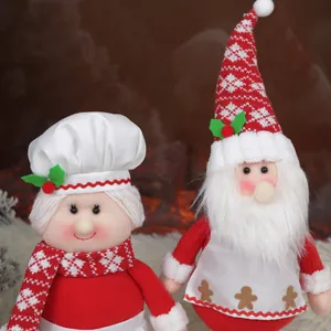 Staande kerstman en kok pluchen figuren met peperkoek schorten voor kerstversiering