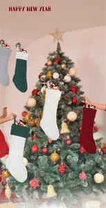 Detail van kabelgebreide kerstsokken met zuurstokken tegen een feestelijke boom
