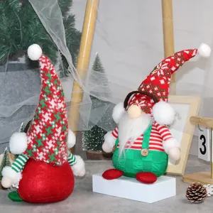 Weihnachtswichtel-Set aus Plüsch mit festlichen Hütten und Kopfhörer-Detail für die Deko