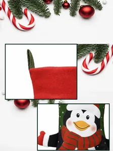 Détails de la chaussette de Noël pingouin avec texture en feutre et boucle d'attache