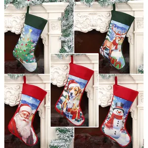 Set mit Cartoon-Weihnachtssocken, Weihnachtsmann und Elch am Kamin aufgehängt