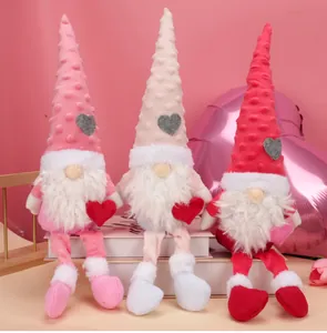Drei Valentinstag-Gnome mit gepunkteten Hüten und Herzen sitzend auf weißen Büchern