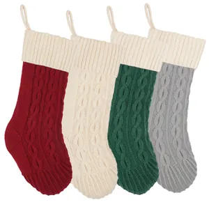 Set di quattro calze di Natale in maglia intrecciata rosso, crema, verde e grigio con asole