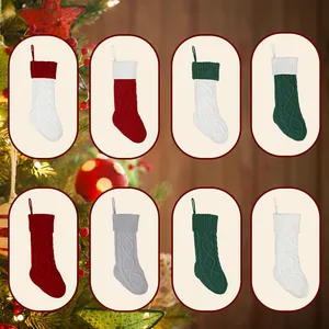 Acht delige set gebreide kerstsokken met diverse kabelpatronen en feestelijke kleuren