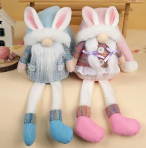 Detalle de gnomos conejos de Pascua de peluche con piernas largas y cuadros