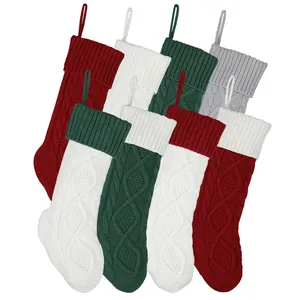 Set van 7 grof gebreide kerstsokken in rood wit groen en grijs met kabelpatroon decor