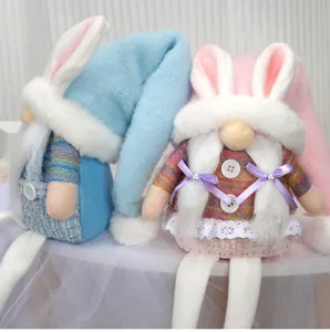 Detalle de gnomos de Pascua de peluche con orejas de conejo y ropa de cuadros sobre tul