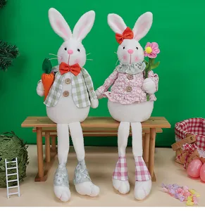 Détail de gnomes lapins de Pâques à longues jambes assis sur un petit banc en bois