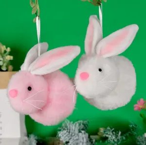Nahaufnahme weicher Plüschhasen-Anhänger in Rosa und Weiß mit weißen Kordeln für Ostern