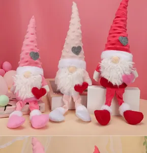 Drei Valentinstag-Wichtel mit Plüschmützen und Herzen vor rosa Hintergrund-Szene