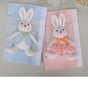 Detalle de fundas para asas de frigorífico con conejos de peluche de Pascua decor