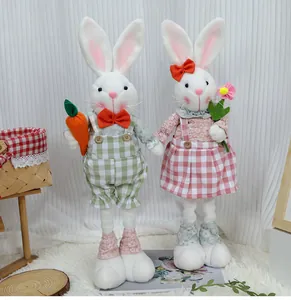 Détail de gnomes lapins de Pâques à carreaux avec carottes pour décoration de la maison