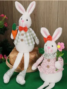 Détail de gnomes lapins de Pâques avec carotte et fleur sur un panier tressé